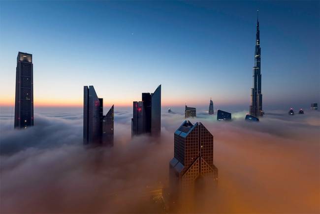 Dubaj legmagasabb épületei a felhők felett.