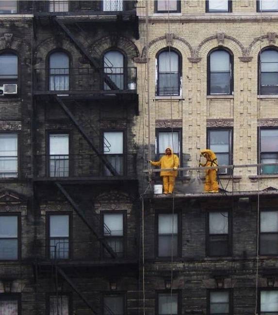 Egy épület tisztítása New Yorkban.