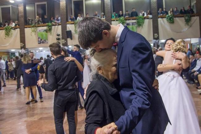 Ez a fiú a nagymamájával táncol az érettségi bálban.