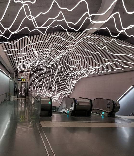 Művészeti installáció egy svéd metróaluljáró bejáratánál.