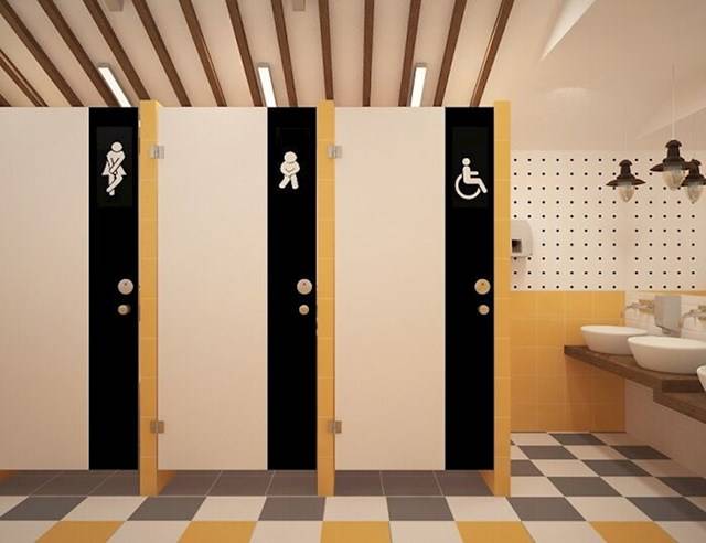 A nyilvános WC-k ajtómagassága sokkal nagyobb, mint Európában. Itt gyakorlatilag mindent lehet látni alulról.