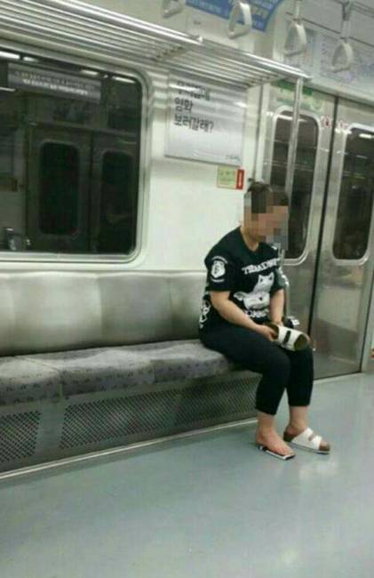 Leejtette a telefonját a földre, így hát méltóságteljesen lehajolt, felvette a papucsát, és a telefonját "húzta fel" a lábára, mint papucs.