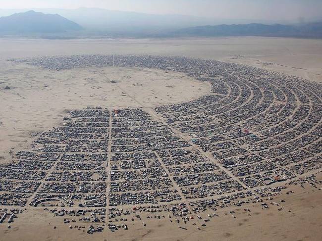 A nevadai sivatagban minden nyáron emberek ezrei gyűlnek össze a Burning Man fesztiválra.