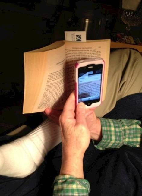 „Megkérdeztem apámat, hogy miért így olvassa a könyvet, azt mondta, hogy kipróbálja, milyen lenne, ha venne egy e-book olvasót."