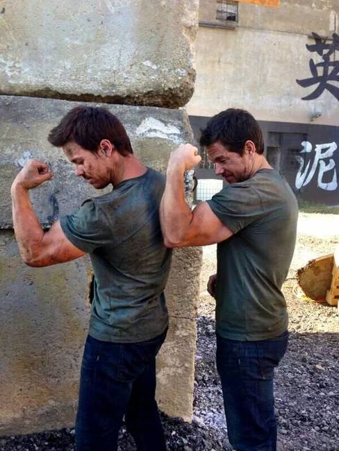Mark Wahlberg és kaszkadőrje a ''Transformers: A kihalás kora'' című film forgatásán.