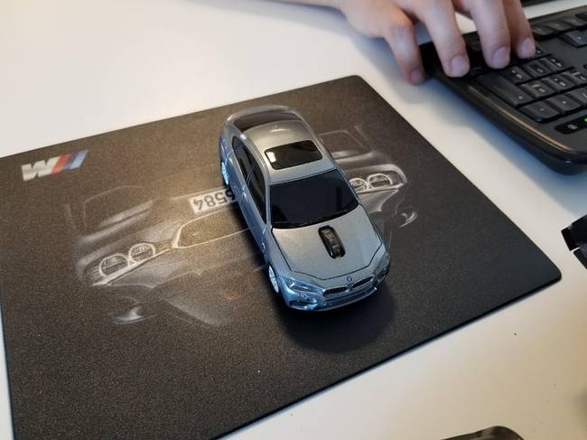 BMW-egér egy BMW márkakereskedésben.