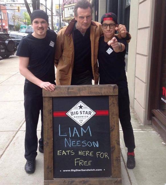 Ez a los angelesi étterem azzal hirdette magát, hogy Liam Neeson ingyen ehet náluk. A színész tehát elment, és lecsapott a potya ebédre.