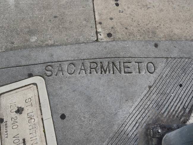 Valaki nem volt képes helyesen a betonba karcolni azt a szót, hogy „Sacramento".