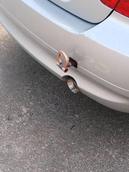 „Egy BMW hátulján találtam ezt a furcsa eszközt. Mi lehet ez?"