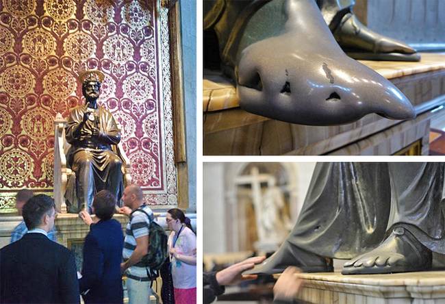 A Szent Péter-bazilikába érkező zarándokok évszázadok óta simogatják Szent Péter lábát a jó szerencse reményében.