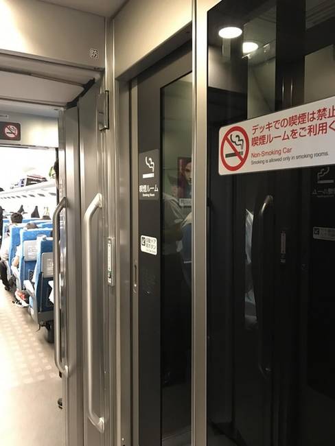 A japán vonatokon jól elkülönített dohányzó részlegek találhatók.