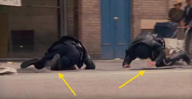 A Roger nyúl a pácban című filmben jól láthatók a szőnyegek, amikre a rendőrök esnek a jelenet közben.