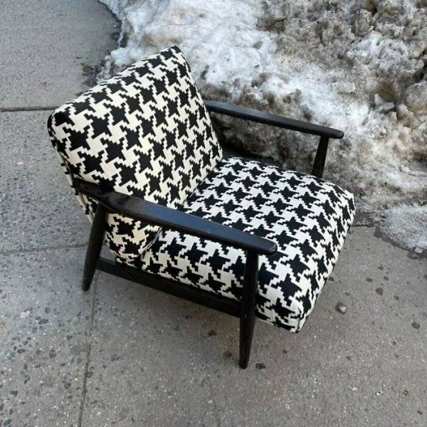 „Valaki csak így a járda közepére dobta ezt a gyönyörű és elegáns széket."