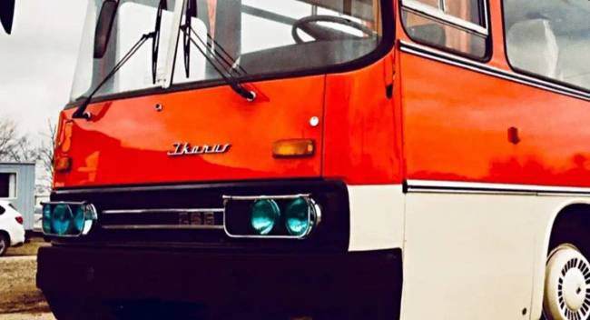 Miért szereltek az Ikarus buszsofőrök régen speciális „szemüveget” a fényszóróikra?