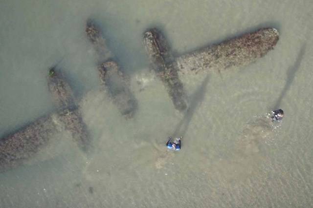Második világháborús P-38-as vadászgép Wales partjainál.