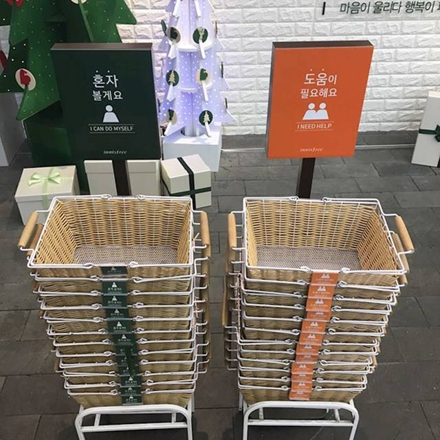 Ebben a szupermarketben különböző színű kosarak találhatók. A zöld színű azt jelzi, hogy a vásárlónak nincs szüksége segítségre, míg a narancssárga azt, hogy igen.