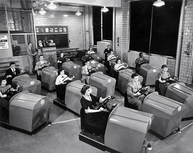 Egy autósiskolában vezetni tanuló fiatalok, 1953-ban.