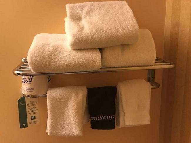 Ez a hotel külön fekete törülközőt kínál a vendégeknek a sminklemosáshoz.