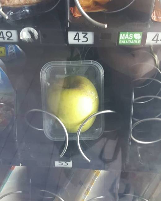 Automata, ami csomagolt almát árusít.