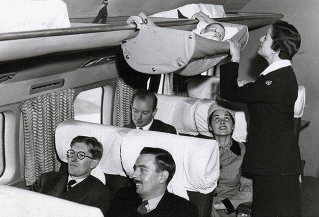 Az 1950-es években még így szállították a gyermekeket a repülőgépeken.