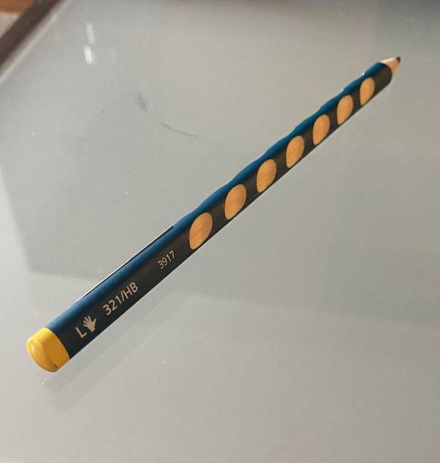 „Találtam egy balkezes ceruzát. A ceruzán lévő lyukakba kényelmesen beleillenek a bal kéz ujjai, de a jobb kézé nem.''