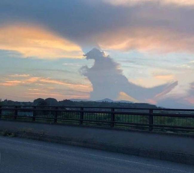 Godzilla létezik! Igaz, csak felhő formájában.