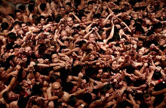 A japán Hadaka Matsuri fesztiválon több ezer meztelen vagy közel meztelen férfi dörgölőzik egymáshoz. A látogatók számára maximum a Fundoshi tradicionális alsónemű a megengedett.