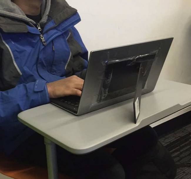 Ha a laptop képernyőjének mechanikája elenged, egy hátuljára ragasztott képkeret segítségével meglepően hatékonyan használhatjuk vészhelyzet esetén.