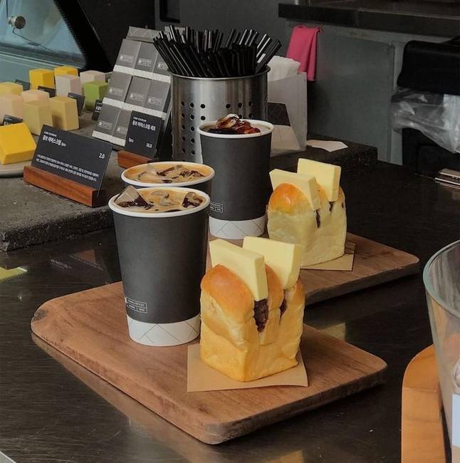 Népszerű koreai snack: kenyérszendvicsek vastag vajjal és vörös babbal.