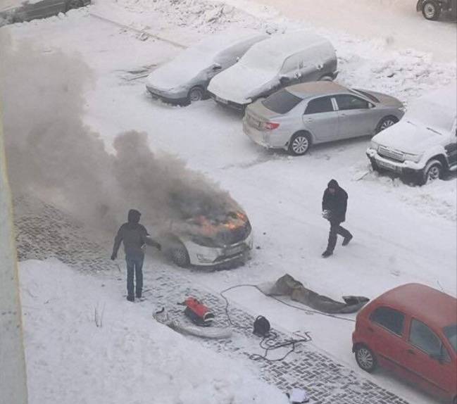 Ezek az orosz fiatalok úgy gondolták, előmelegítik kicsit a motort, hogy könnyebben beinduljon. Túl jól sikerült...