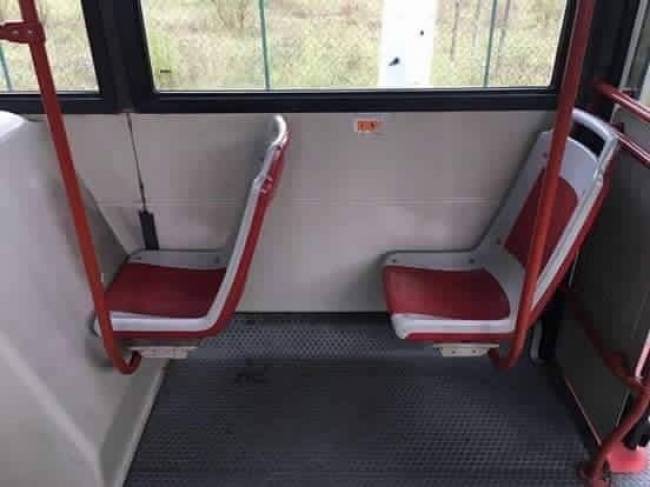 Ennek a busznak a tervezőjének nyilván fingja sincsen az emberi igényekről.