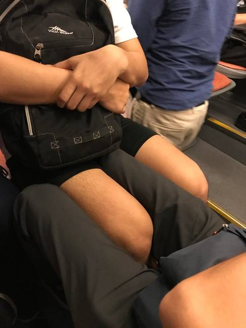 És akkor a busz hirtelen fékez egyet.