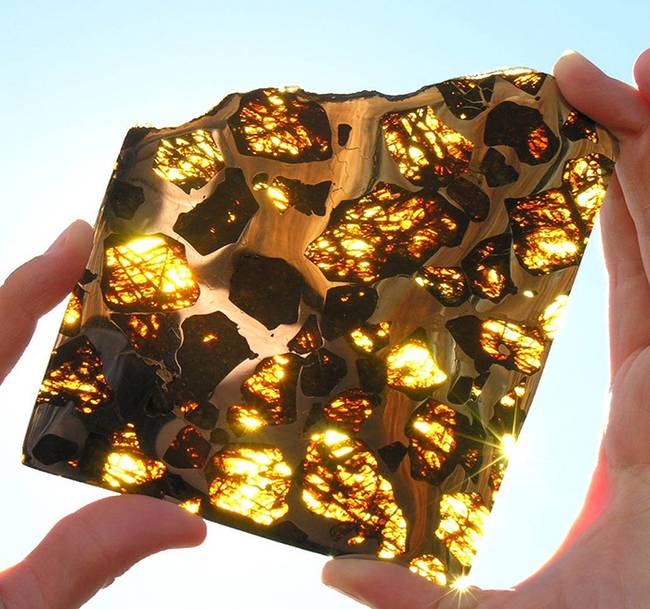 A 2000-ben Kínában lezuhant Fukang meteorit egy szelete.