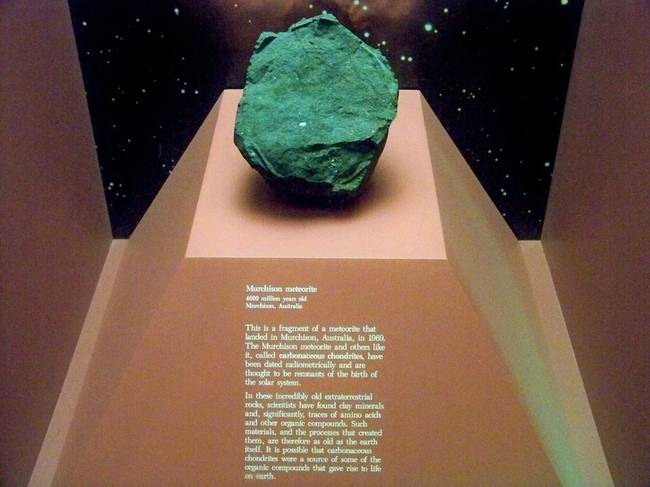 Az 1969-ben Ausztráliában lezuhant Murchison-meteorit egy darabja, mely körülbelül 4,6 milliárd éves.