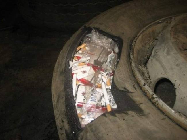 18 rendőrségi fotó, a cigarettacsempészek merészebbnél-merészebb módszereiről