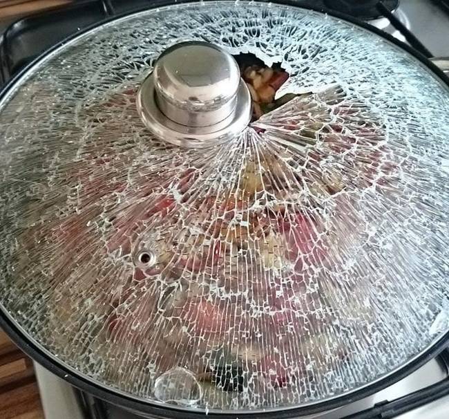 „Két dologra jöttem rá. Az egyik, hogy ez a fedő nem alkalmas főzésre, a másik, hogy a mai vacsora kicsit darabos lesz."