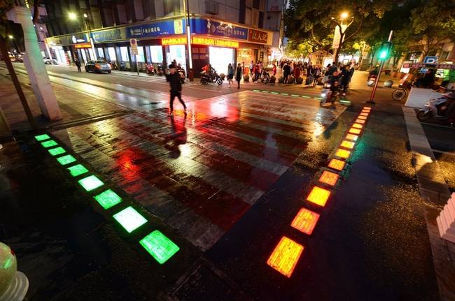 Okos gyalogátkelőhely, mely a sofőrök és gyalogosok számára egyaránt nagy segítség lehet sötétedés után vagy rossz időjárási viszonyok esetén.