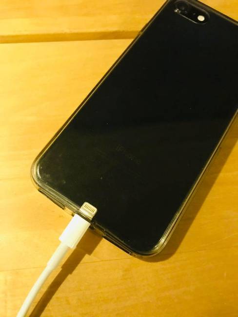 „Szóval ezért nem töltött fel éjszaka a mobilom."