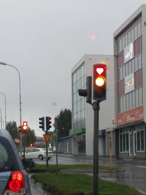 Az izlandi Akureyri városban szív-alakúak a közlekedési lámpák piros jelzései, hogy még inkább figyelemfelkeltőek és elgondolkodtatóak legyenek.