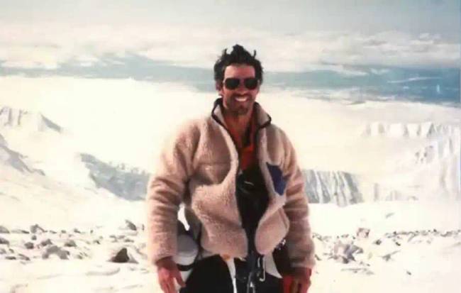 Beck Weathers 40 éves kora óta mászott hegyet. Ennek segítségével erősítette egészségét - pszichésen és fizikailag is.