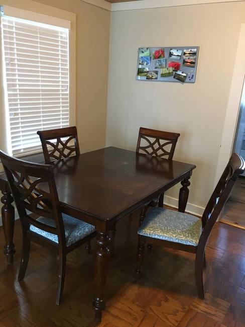 „Ez az étkezőasztal-garnitúra kicsit régi, és karcos volt, de költöttem rá egy kicsit, és most olyan, mintha új lenne!"