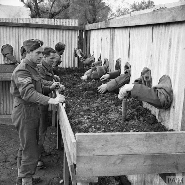 Brit katonák, amint vakon gyakorolják a töltetek hatástalanítását, így akár éjszaka, sötétben is el tudták végezni a szükséges feladatokat. (1943)