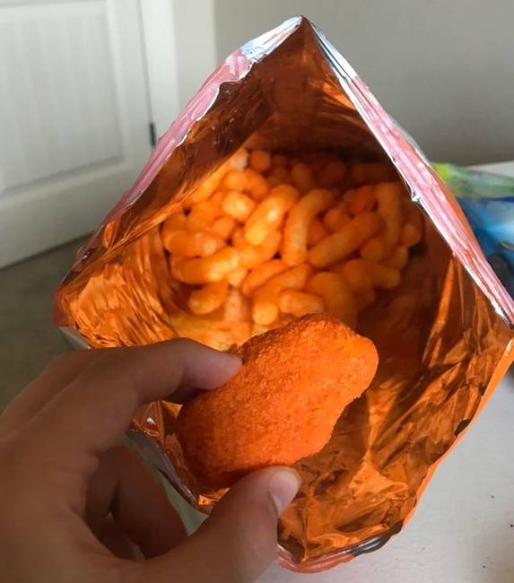 Ebben a Cheetos csomagban egy hatalmas sajtdarab lapult.