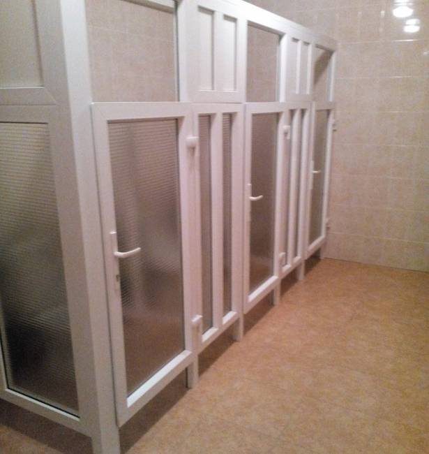 Ez a nyilvános WC sem a szégyenlősöknek készült.
