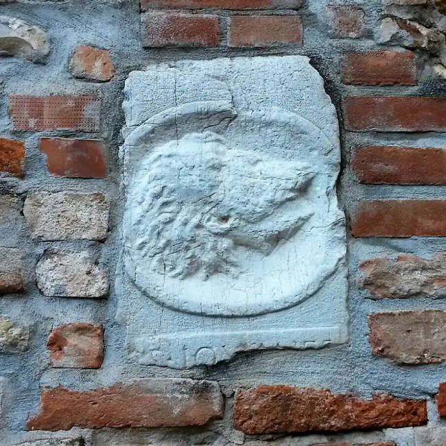 Levágott fej egy tálcán, amelyet hivatalosan Keresztelő Szent Jánosnak tulajdonítanak, de amelyen a Santa Croce negyed lakosai Biagio El Cargnio vonásait vélték felfedezni.