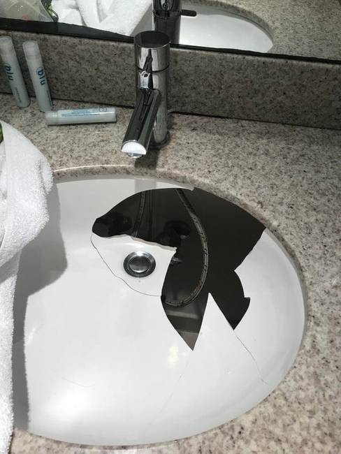A Miami Beach Hotel szobája még magán hordozza az előző vendégek nyomait.