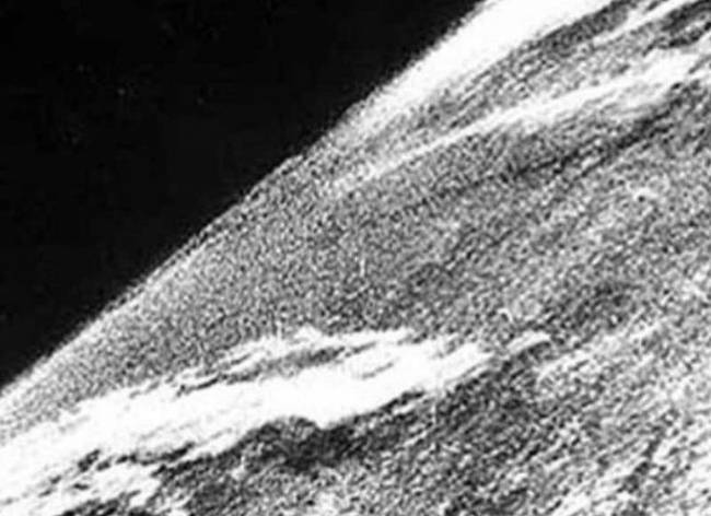 Az első űrből készített fotó a Földről. A fényképet 1946-ban készítették egy rakétára erősített fényképezőgép segítségével.