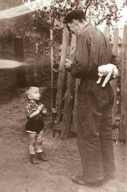 A fiatal kisfiú türelmesen várja a születésnapi ajándékát édesapjától, 1929-ben.
