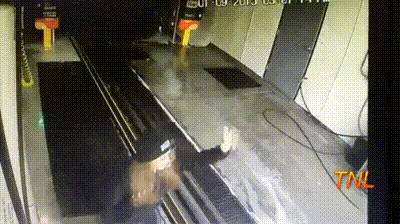 Valaki úgy gondolta, hogy rövidre fogja az autómosást és padlógázzal hajt át az autómosón.