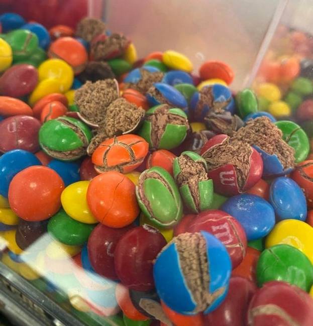 Mi történik, ha az M&M-ket hosszú ideig az automatában hagyják?